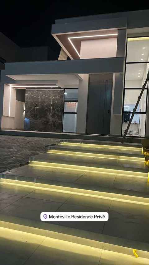 Residência duplex · Montville · Mármore preto e degraus iluminados