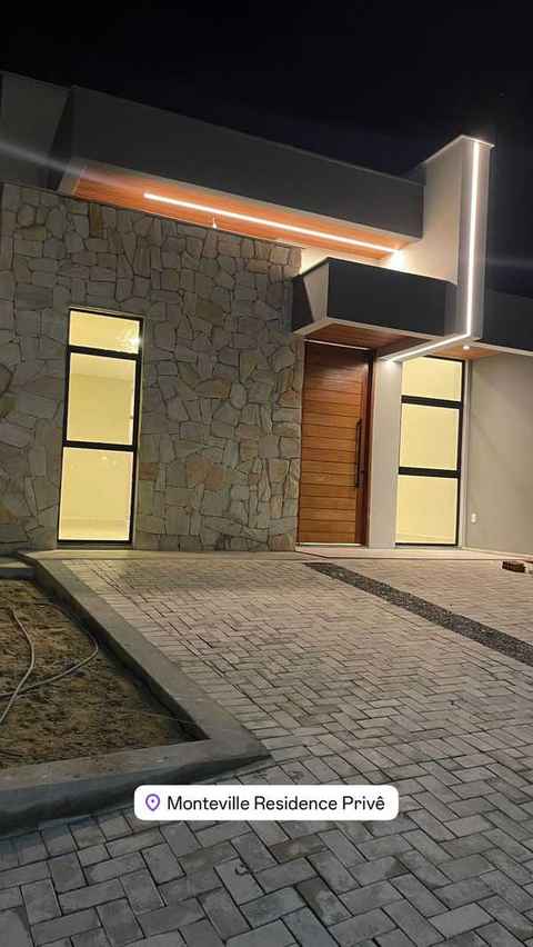 Residência térrea · Montville · Pedra natural e iluminação em LED no beiral