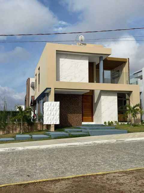 Residência duplex · Alphaville · Mármore travertino e porta pivotante em madeira